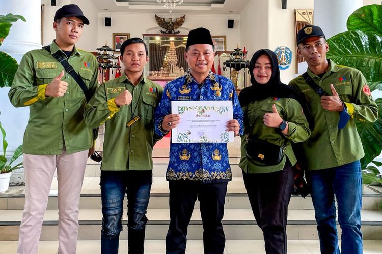 Kepala Desa Karangpatihan Eko Mulyadi ketika menerima penghargaan tingkat nasional kategori Proklim Utama dari Kementrian Lingkungan Hidup dan Kehutanan Republik Indonesia pada tahun 2022 atas upaya mengatasi krisis air bersih di desanya. Selain penghijauan Eko juga melakukan pembangunan 9 sumur bor untuk mengatasi krisis air bersih yang terjadi di 12 RT.