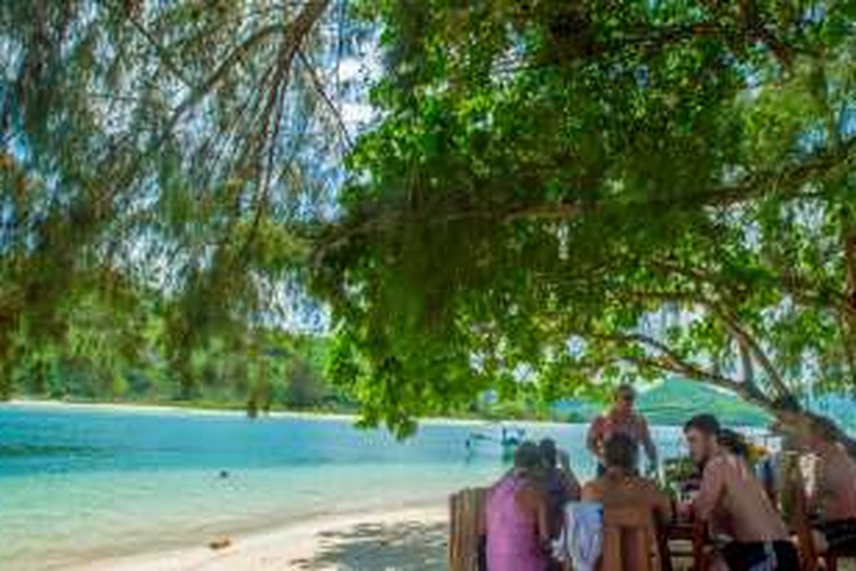 Turis tengah makan siang di Gili Sudak, Lombok, Nusa Tenggara Barat.