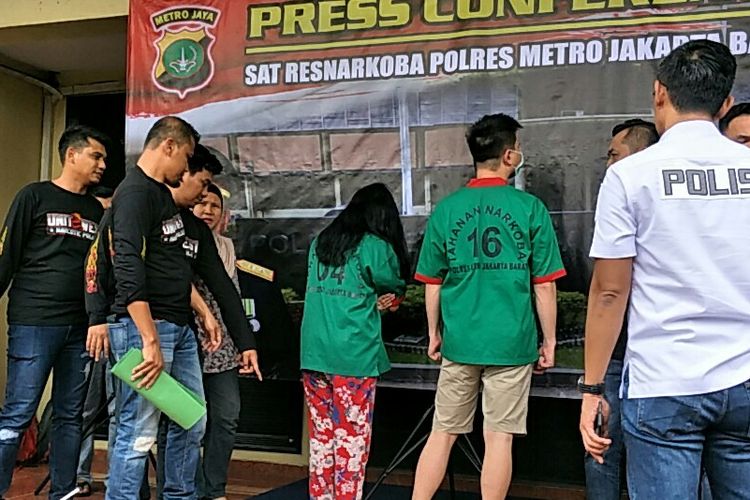 Vitalia Sesha dan kekasihnya AW dalam jumpa pers kasus narkobanya di Polres Metro Jakarta Barat, Kamis (26/2/2020)