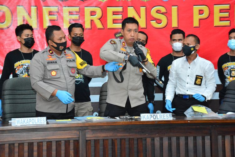 Kapolres HSU, AKBP Afri Darmawan memperlihatkan barang bukti senjata rakitan yang digunakan tersangka menyandera korban. 