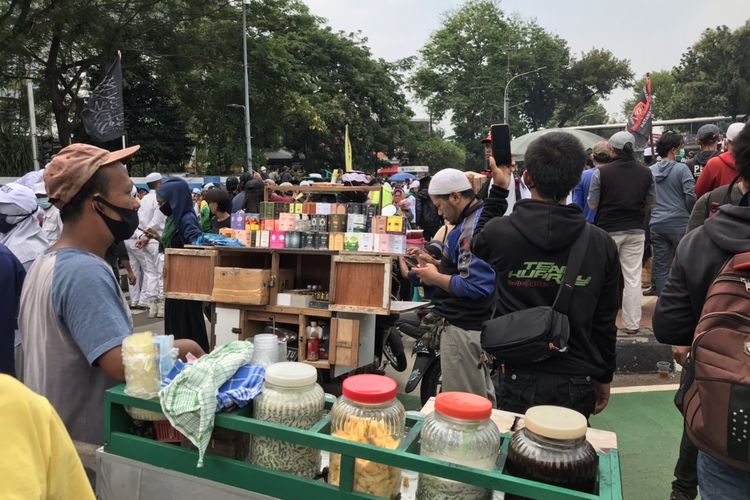 Sejumlah pedagang kaki lima masih berada di area demonstrasi di Medan Merdeka Selatan, Gambir, Jakarta pada Selasa (13/10/2020) meskipun dilarang masuk oleh Satuan Polisi Pamong Praja (Satpol PP) Jakarta Pusat (Jakpus).
