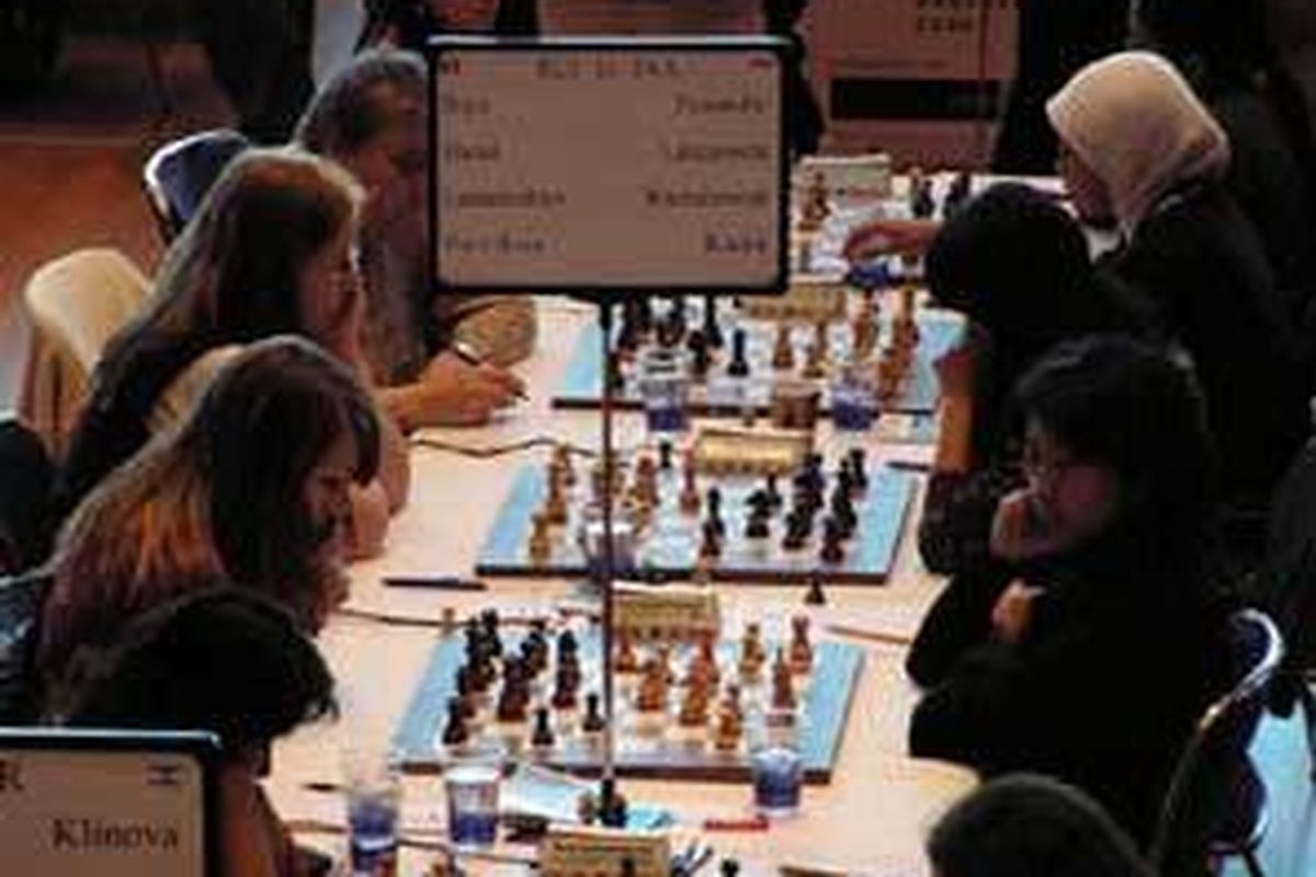 Tim putri catur Indonesia melawan Swiss. 