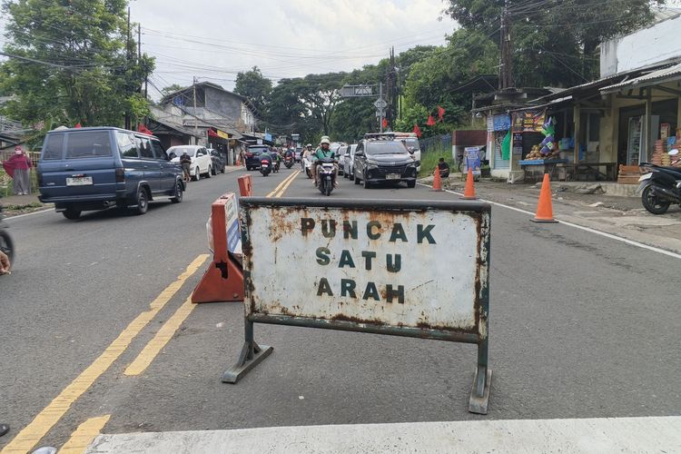 Sat Lantas Polres Bogor menerapkan rekayasa lalu lintas satu arah atau one way ke bawah dari kawasan wisata Puncak menuju Jakarta dan sekitarnya pada Jumat (16/1/2026) mulai pukul 15.40 WIB. Sejak one way ke bawah berlaku, arus kendaraan ke atas atau ke Puncak Ditutup sementara di exit GT Ciawi, Jalan Ciawi dan seputaran Simpang Gadog.
