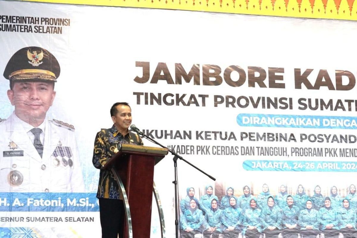 Penjabat (Pj) Gubernur Sumatera Selatan (Sumsel) Agus Fatoni saat menutup secara resmi Jambore Kader Pemberdayaan Kesejahteraan Keluarga (PKK) Tingkat Provinsi Sumsel Tahun 2024. Acara penutupan ini berlangsung di Anjungan Sumsel, Taman Mini Indonesia Indah (TMII), Jakarta, Jumat (26/4/2024).
