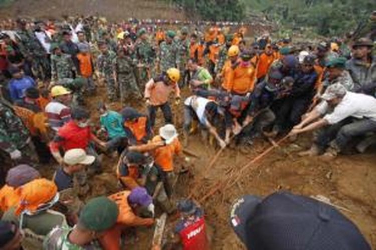 Tim SAR berusaha mengangkat korban meninggal akibat tertimbun tanah longsor di dusun Jemblung, Desa Sampang, Banjarnegara, Jawa Tengah, Minggu (14/12/2014). Peristiwa ini mengakibatkan ratusan rumah tertimbun dan puluhan warga meninggal dunia.