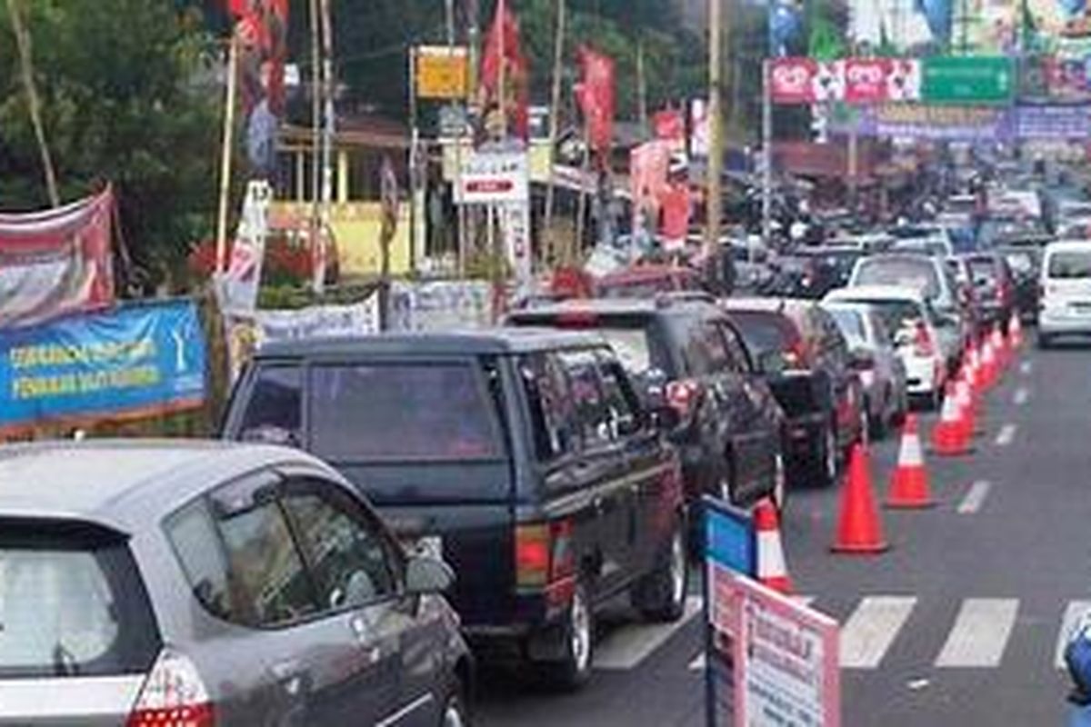 Anantrian kendaraan menuju Puncak dari pertigaan Gadog, Kamis (1/9/2011) siang ini masih mengular. Puncak kemacetan di Puncak diperkirakan berlangsung Sabtu dan Minggu besok.