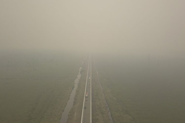 Visual udara kondisi kabut asap menyelimuti ruas jalan di jembatan Tumbang Nusa Pulang Pisau, Kalimantan Tengah.