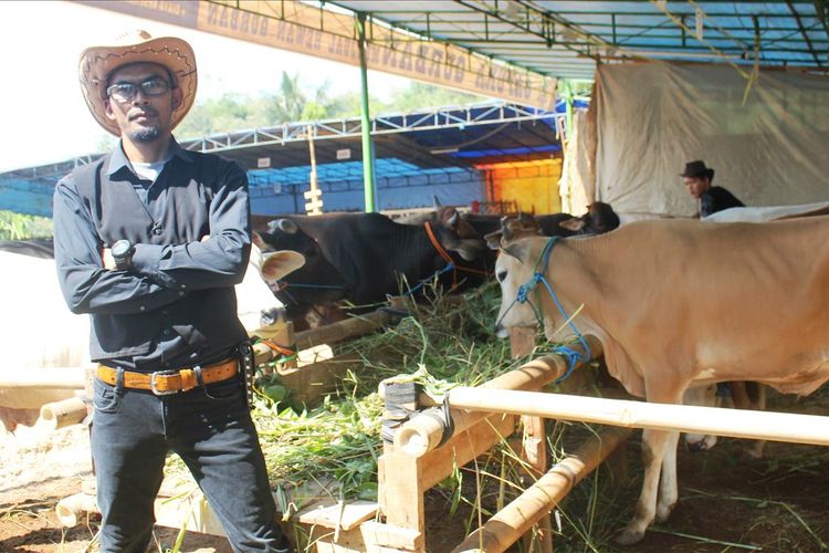 Sebuah depot penjualan hewan kurban di Cianjur, Jawa Barat mengusung tema koboi sebagai salahsatu srategi pemasaran untuk menarik minat pembeli.