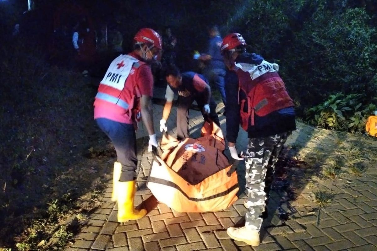 Petugas PMI Kabupaten Malang saat mengevakuasi korban pembacokan, Khusairi warga Desa Ganjaran, Kecamatan Gondanglegi, Kabupaten Malang, Kamis (19/10/2023).