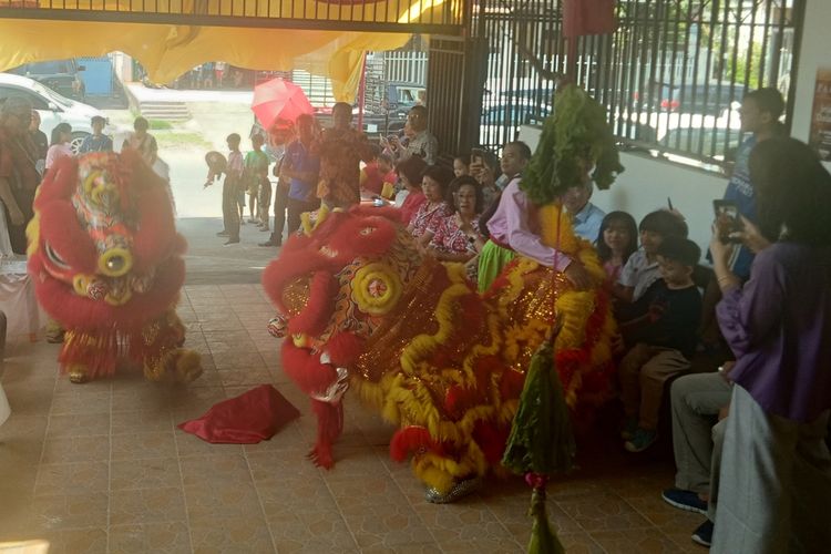 Kesenian Barongsai ditampilkan dalam perayaan Cap Go Meh 2020 di Padang, Senin (3/2/2020)