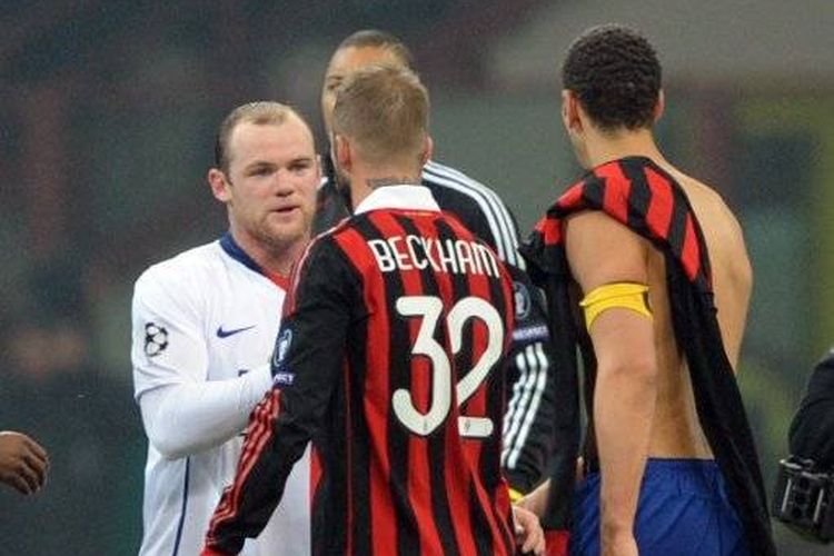 Wayne Rooney mengobrol dengan David Beckham di akhir pertandingan babak 16 besar Liga Champions pada 16 Februari 2010 di Stadion San Siro di Milan. Manchester United mengalahkan AC Milan 3-2. FOTO AFP / Giuseppe Cacace (Foto oleh GIUSEPPE CACACE / AFP)