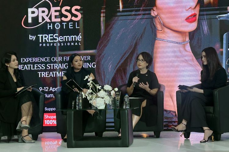 (Kiri ke kanan) Demand Generation Lead for Premium Hair & Innovation Unilever Indonesia, Shakina Dharma, Hair R&D Formulation Lead Unilever Indonesia, Christina Yusuf, dan Syifa Hadju dalam Konferensi Pers Peluncuran TRESemmé Silk Press – The First Heatless Solution di Senayan City Mall, Jakarta Selatan, Kamis (9/4/2026).