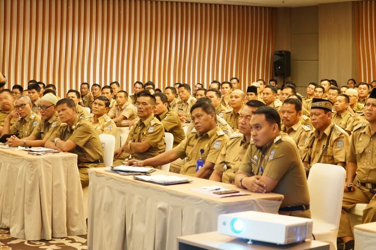 Ratusan aparatur pemerintahan Kabupaten Merangin mendengarkan pemaparan teknis dari Bupati Banyuwangi. Pemerintah Kabupaten Merangin berniat belajar pengelolaan daerah, khususnya desa dari Banyuwangi. Potensi Kabupaten Merangin selama ini belum dikelola secara optimal.