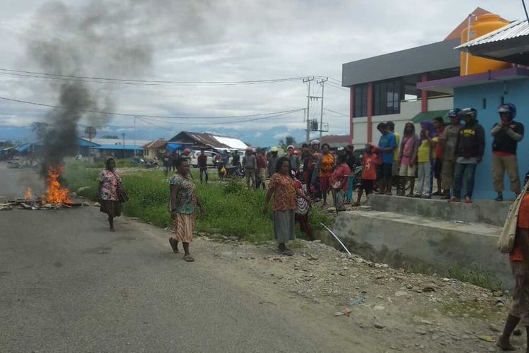 Mama-mama Papua yang merupakan pedagang memblokade jalan masuk Pasar Sentral Timika, Rabu (8/1/2020)
