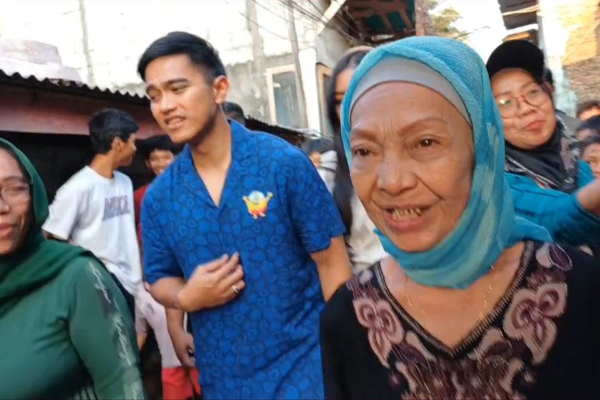Pemilik Rumah Belajar Waduk Pluit, Nenek Dela (73) saat menyambut Ketua Umum PSI, Kaesang Pangarep di jalan Muara Baru Raya, Penjaringan, Jakarta Utara, Rabu (27/9/2023).