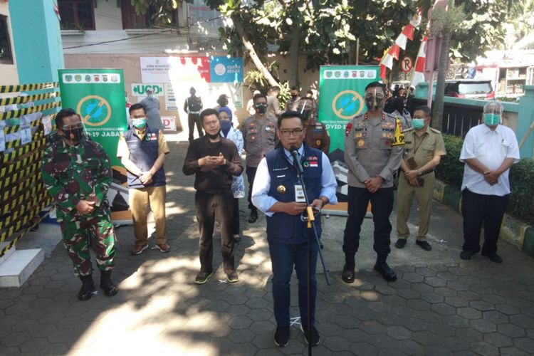 Gubernur Jawa Barat Ridwan Kamil saat konferensi pers usai mengikuti satu dari lima tahap uji klinis vaksin Covid-19 buatan Sinovac di Puskesmas Garuda, Kota Bandung, Selasa (25/8/2020).