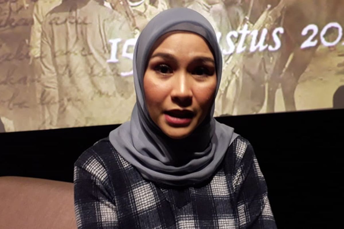 Zaskia Adya Mecca saat diwawancarai usai jumpa pers peluncuran poster film Bumi Manusia di XXI Epicentrum, Kuningan, Jakarta Selatan, Rabu (19/6/2019).