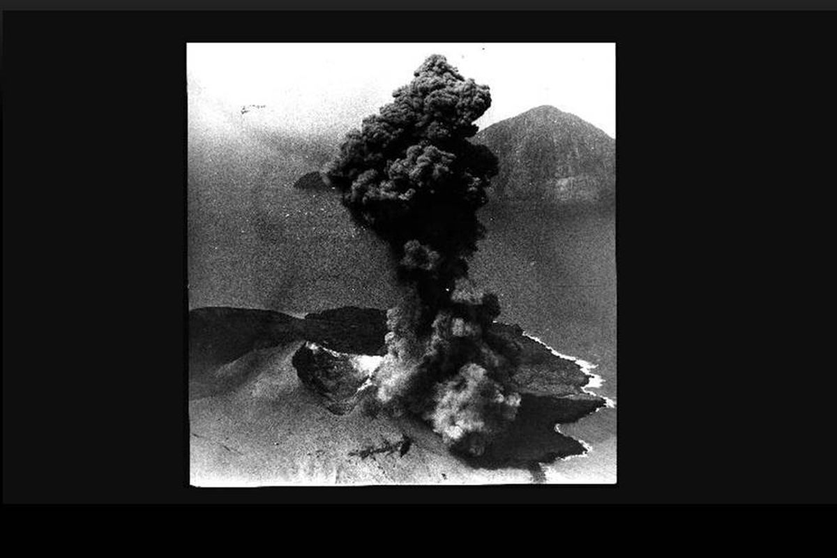 Peringatan 120 Tahun Letusan Krakatau. Gelombang yang datang tiga kali itu tingginya mencapai langit dan suaranya bergemuruh. Begitulah yang dipaparkan Datuk Kriya Puyimbang, putra Datuk Ali Batin Jenggot. Datuk Ali adalah saksi hidup bencana gelombang pasang tsunami yang disebabkan oleh letusan Gunung Krakatau.