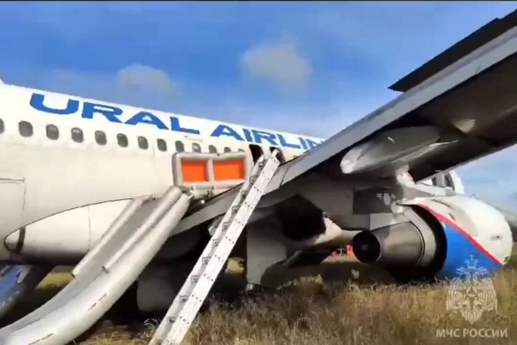 Pesawat Airbus A320 milik maskapai Rusia, Ural Airlines, mendarat darurat di ladang dekat desa Kamenka, wilayah Novosibirsk, Siberia, Selasa (12/9/2023). Pesawat dengan rute Sochi ke Omsk ini mengangkut 167 orang di dalamnya.