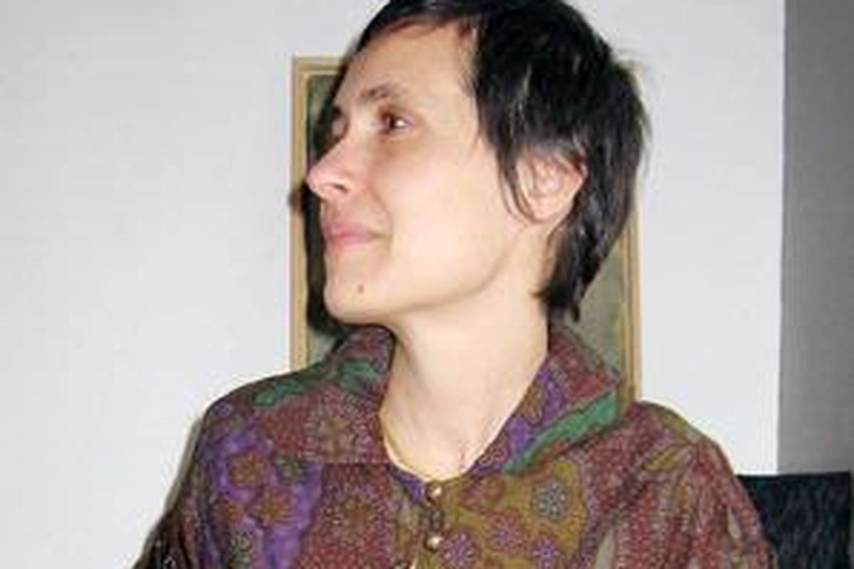 Charlotte, seorang warga Prancis terlihat semakin anggun ketika mengenakan pakaian batik buatan Indonesia. 