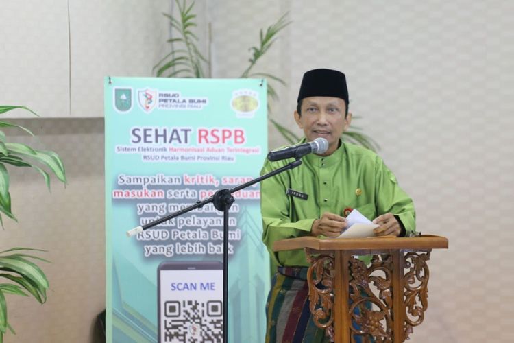 Penjabat (Pj) Sekretaris Daerah Provinsi (Sekdaprov) Riau Indra saat menghadiri peluncuran Sistem Elektronik Harmonisasi Aduan Terintegrasi RSUD Petala Bumi (SEHAT RSPB) di Aula Lantai II RSPB, Provinsi Riau, Jumat, (19/7/2024).
