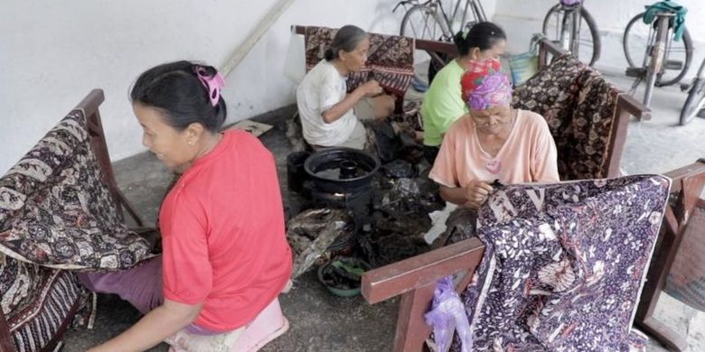 Javier berupaya menekan harga produksi batik dengan teknologi terkini, tanpa melupakan resep warna batik keluarga.