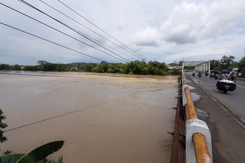 Debit Sungai Serayu Tinggi, Kapal Ponton Seberat 20 Ton Hanyut, Sempat Tersangkut di Bendungan