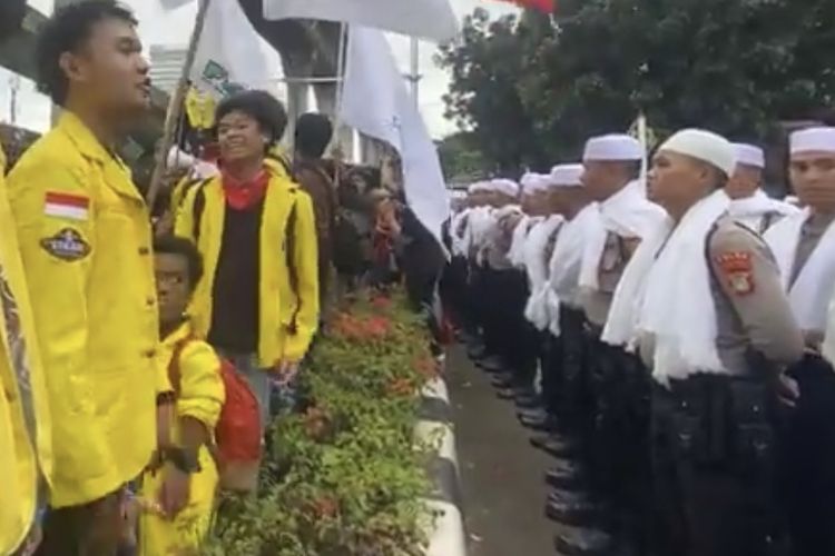 Barisan Polisi Berpeci Bersholawat Saat Mahasiswa Demo di Mabes Polri