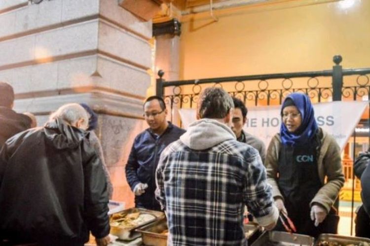 Beginilah suasana saat komunitas Muslim Indonesia di Victoria, Australia membagikan makanan bagi para tunawisma di kota Melbourne.