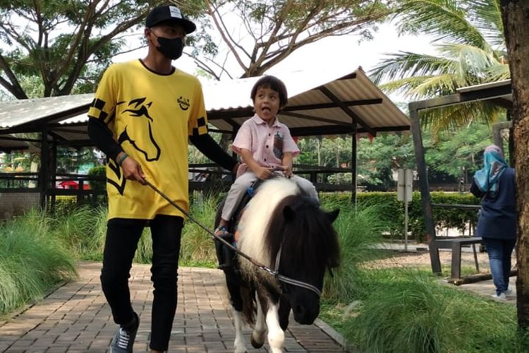 Seorang anak menunggangi kuda pony di Branchsto Equestrian Park BSD, salah satu tempat wisata Tangerang Selatan dan sekitarnya.