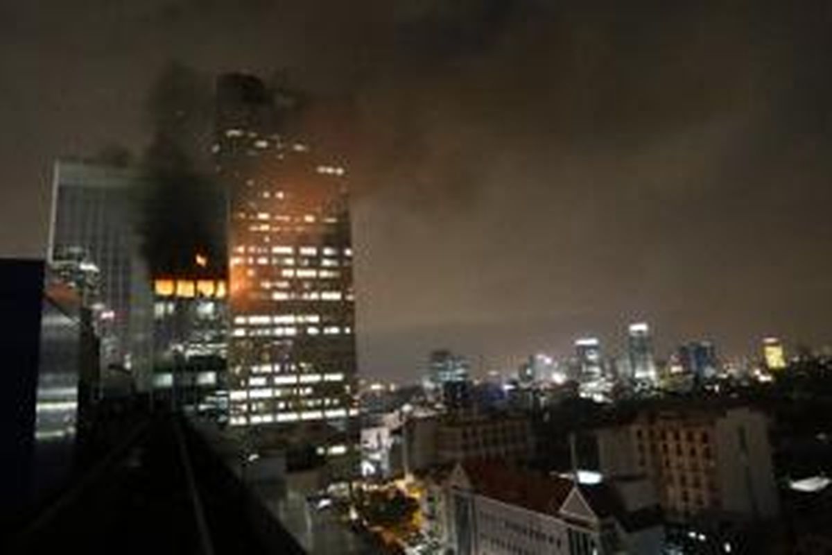 Kebakaran melanda Wisma Kosgoro, Jalan Thamrin, Jakarta Pusat, Senin (9/3/2015) malam. Penyebab kebakaran belum diketahui. 
