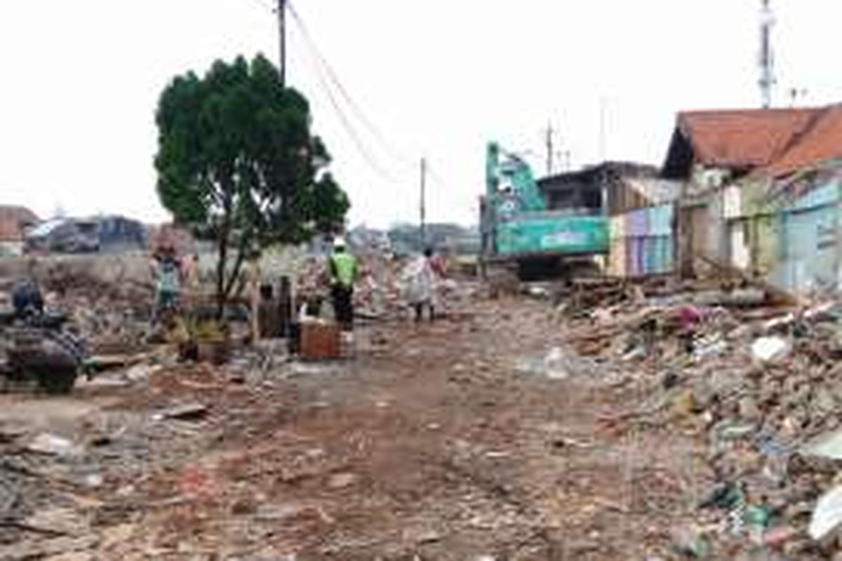 Pasca penggusuran di Bukit Duri, Tebet, Jakarta Selatan, alat berat masih meratakan tanah untuk proyek normalisasi Ciliwung. Selasa (4/10/2016)