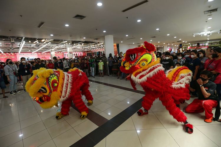 Kelompok Naga Merah Putih melakukan pementasan barongsai di Bogor Trade Mall, Sabtu (22/1/2022). Menjelang Hari Raya Imlek  pengelola mal mengadakan pementasan barongsai untuk menarik pengunjung.