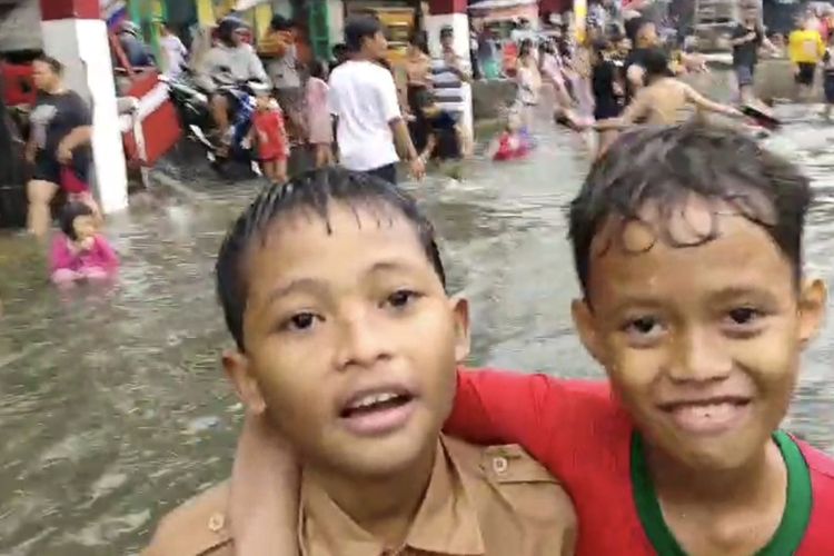 Tawa Bocah-bocah Duri Kepa, Main Banjir Bak di Kolam Renang