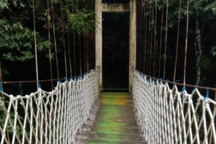 Foto : Jembatan gantung yang terbuat dari kayu menuju destinasi Wisata Cunca Wulang, di Desa Cunca Wulang, Kecamatan Mbeliling, Kabupaten Manggarai Barat, NTT, sudah mulai rusak pada tahun 2021 lalu. 