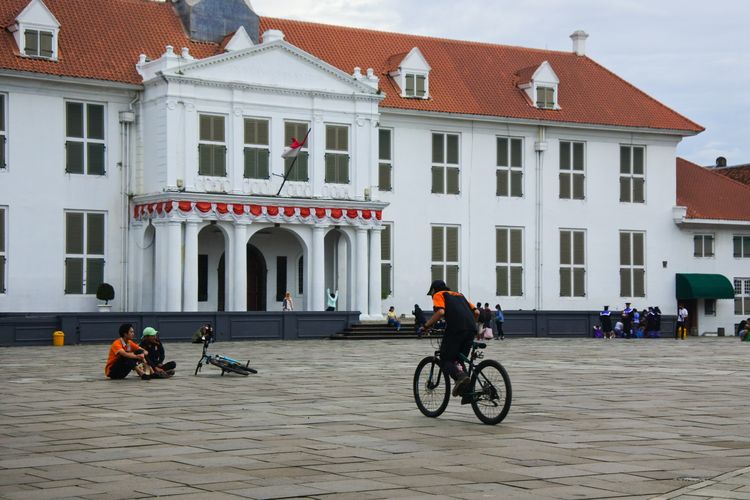 Kawasan wisata Kota Tua sudah dibuka kembali sejak akhir Oktober 2021. Namun, hingga saat ini kawasan wisata tersebut terpantau masih sepi pengunjung, Jakarta, Rabu (10/11/2021).