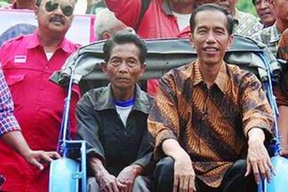 Wali Kota Solo Joko Widodo (Jokowi) menumpang becak, ditemani seorang warga, dari Lapangan Kotabarat menuju rumah dinas wali kota Solo, Jawa Tengah, Jumat (21/9/2012). Jokowi kembali ke Solo seusai mengikuti Pilkada DKI Jakarta sehari sebelumnya.
