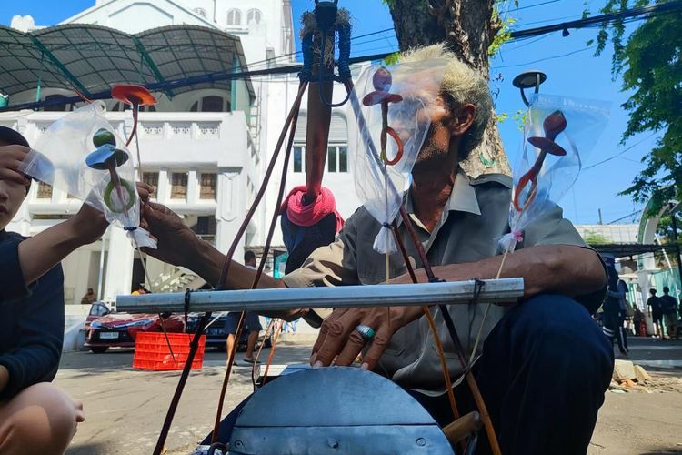 Kisah Adang, 40 Tahun Jualan Gulali di Tengah Getirnya Kehidupan Ibu Kota