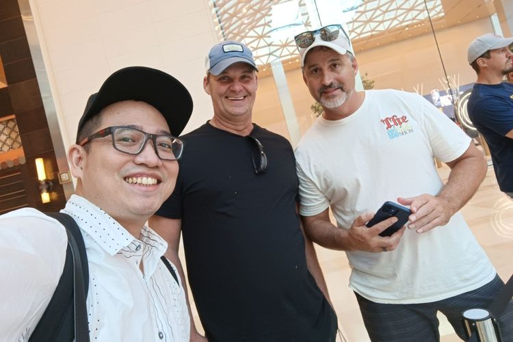 Kompas.com foto bersama Theodore O'Malley, ayah petarung UFC Sean O'Malley, di Yas Mall, Abu Dhabi, pada Rabu (19/10/2022).