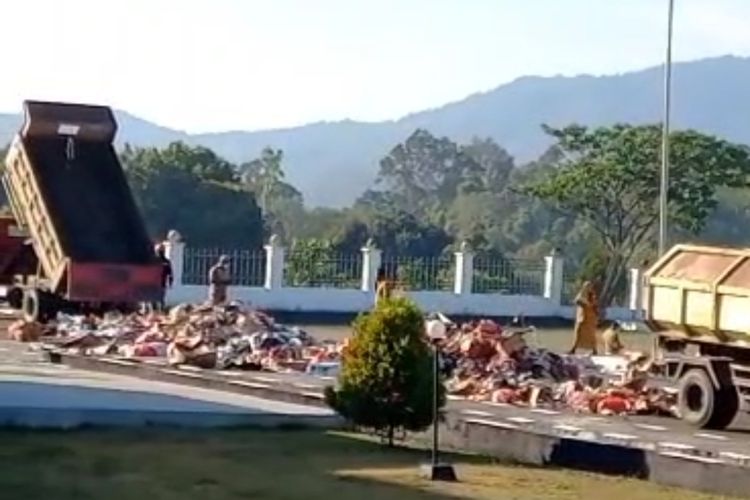Petugas tenaga kebersihan membuang sampah yang diangkut dengan empat truk sampah di halaman Kantor Bupati Seram Bagian Barat, Maluku, Senin (20/11/2023)