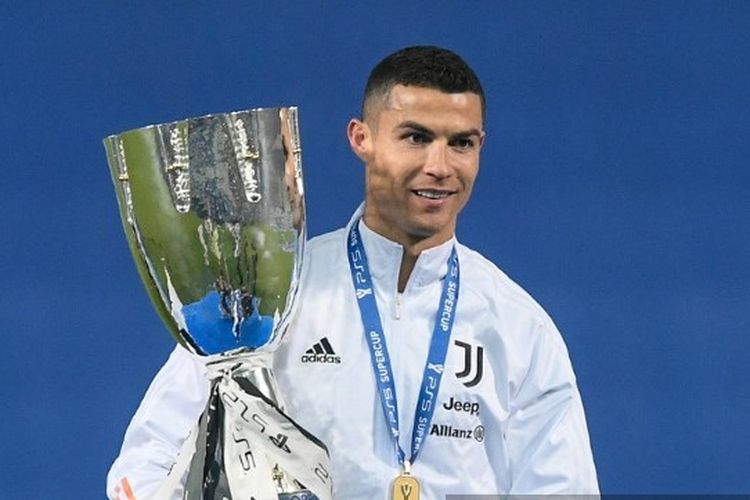 Megabintang Juventus, Cristiano Ronaldo, memegang trofi Piala Super Italia, Kamis (21/1/2021) dini hari WIB.