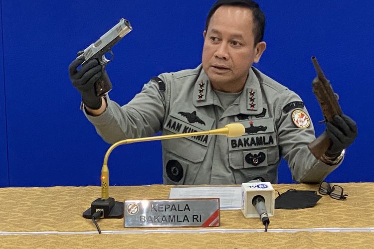 Kepala Bakamla Laksamana Madya Aan Kurnia memarkan barang bukti senjata api dari temuan di dua lokasi berbeda.
