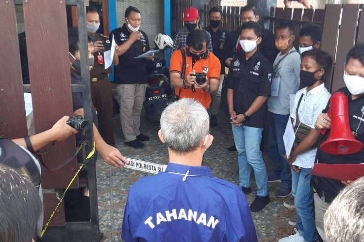 Tersangka C alias G memperagakan adegan dalam proses rekonstruksi pembunuhan di rumah kontrakan Jalan Pleret Utama Banyuanyar, Banjarsari, Solo, Jawa Tengah, Kamis (14/5/2020).