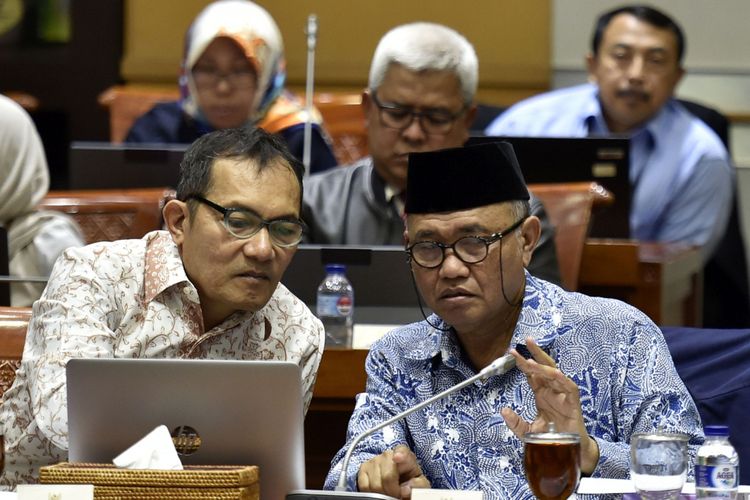 Ketua Komisi Pemberantasan Korupsi (KPK) Agus Rahardjo (kanan) bersama Wakil Ketua KPK Saut Situmorang (kiri) mengecek mikrofon yang mati saat akan menjawab pertanyaan anggota Komisi III DPR dalam rapat dengar pendapat di Kompleks Parlemen Senayan, Jakarta, Senin (11/9/2017). Rapat kerja Komisi III dengan KPK tersebut membahas sistem pengawasan terhadap pengelolaan dan manajemen aset hasil tindak pidana korupsi di lembaga tersebut.