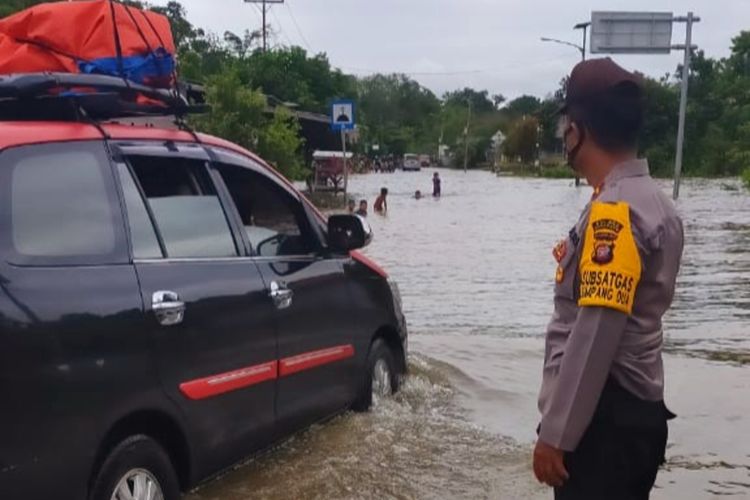 Sejumlah desa di Kecamatan Simpang Dua, Kabupaten Ketapang, Kalimantan Barat terendam banjir. Banjir membuat beberapa akses jalan terputus dan sejumlah lokasi terisolir. Ratusan warga juga telah mengungsi ke daratan yang lebih tinggi.