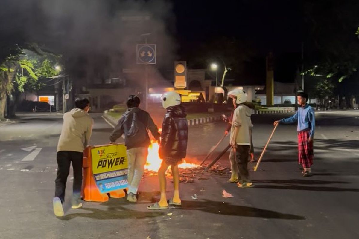 Farhanrezy bersama teman-temannya yang tergerak membersihkan sisa aksi massa yang dapat membahayakan pengguna jalan di kawasan Jalan Letjend S. Parman Kota Malang hingga Kayutangan, Sabtu (30/8/2025) dini hari.