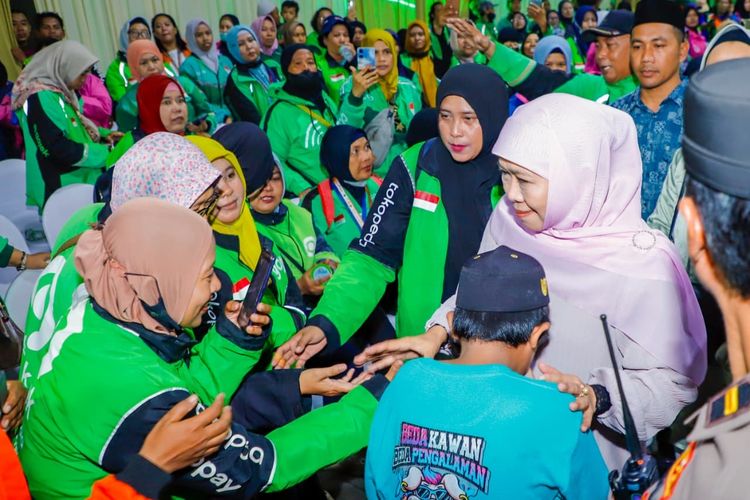 Khofifah Rayakan Lebaran Bersama 250 Pengemudi Ojol di Rumahnya 