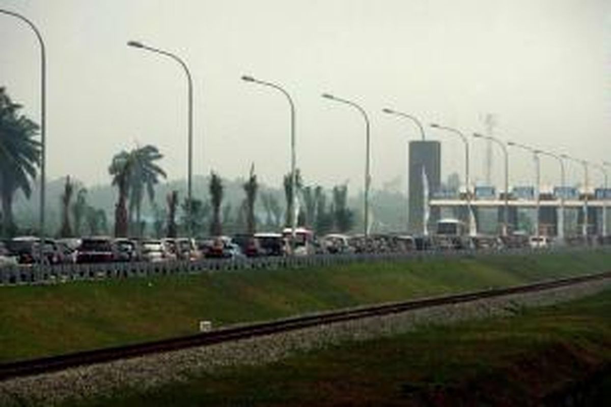 Sejumlah kendaraan mengantre saat hendak keluar di hari perdana pengoperasian Bandara Kualanamu, Deli Serdang, Sumut, beberapa waktu lalu.