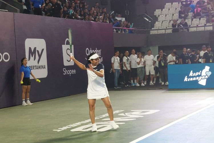 Aksi legenda tenis Indonesia, Yayuk Basuki, dalam ajang sportainment garapan RANS Entertainment, Lagi-lagi Tenis, di Tennis Indoor, Senayan, Jakarta, Jumat (23/6/2023).