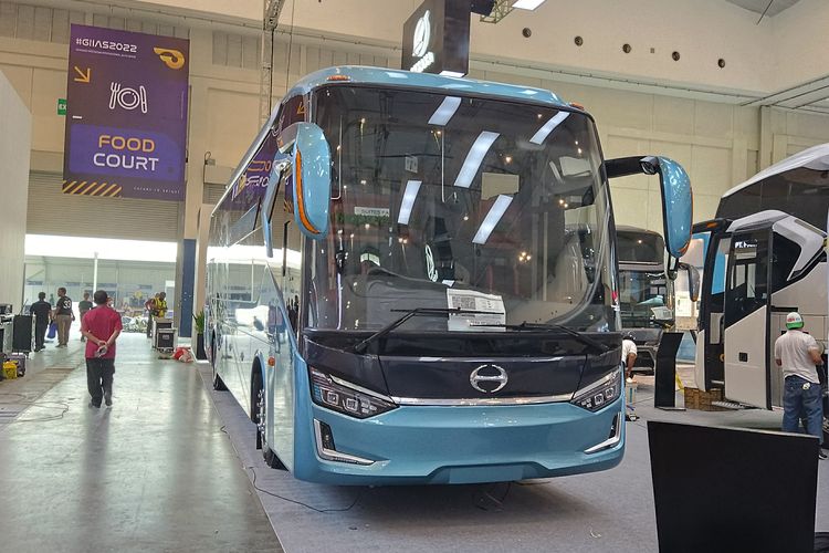 Bus baru Legacy SR3 buatan Karoseri Laksana